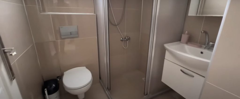 Двухкомнатная квартира 1+1 в Мерсине (43 кв.м.) 200м до моря, район Арпачбахшиш, дому 4 года, 4 этаж, цена 40 тыс. евро